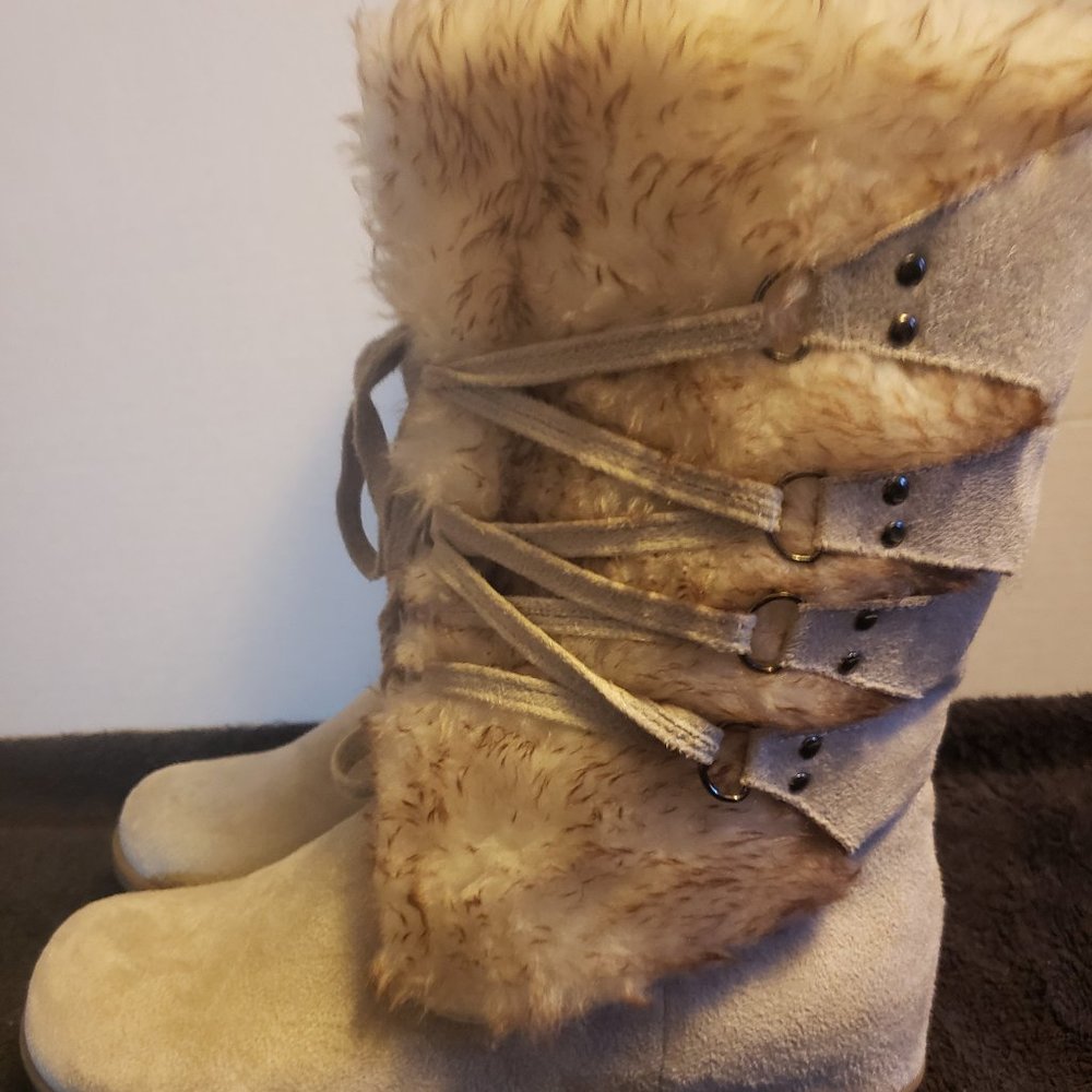 Wanted Suede Fur Boots (Snowbird) Size 9 Cream Color with Brown Tips on Fur
